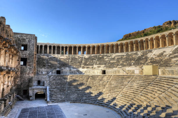 el teatro de aspendos antigua ciudad en antalya - roman agora fotografías e imágenes de stock
