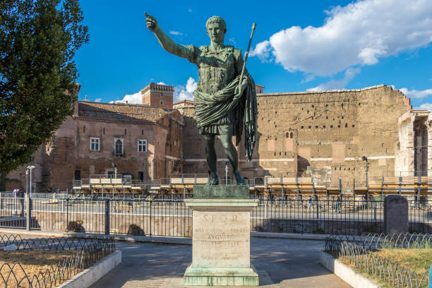 カエサル ・ アウグストゥスの記念碑的な銅像 - roman rome statue augustus caesar ストックフォトと画像
