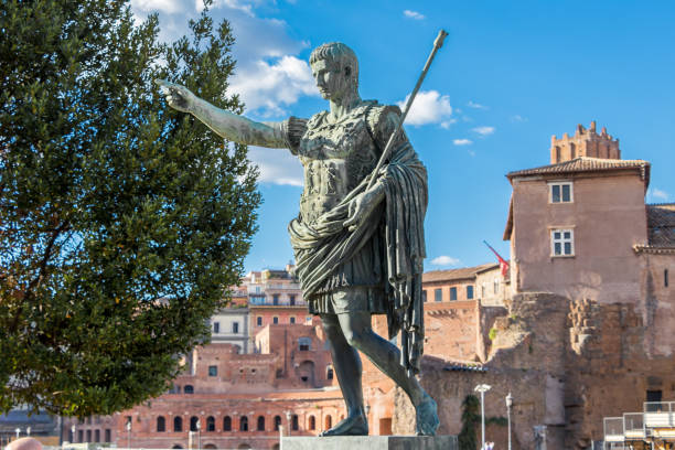 ローマの中心部で皇帝シーザー ・ アウグストの最初の皇帝の記念碑的な銅像 - roman rome statue augustus caesar ストックフォトと画像