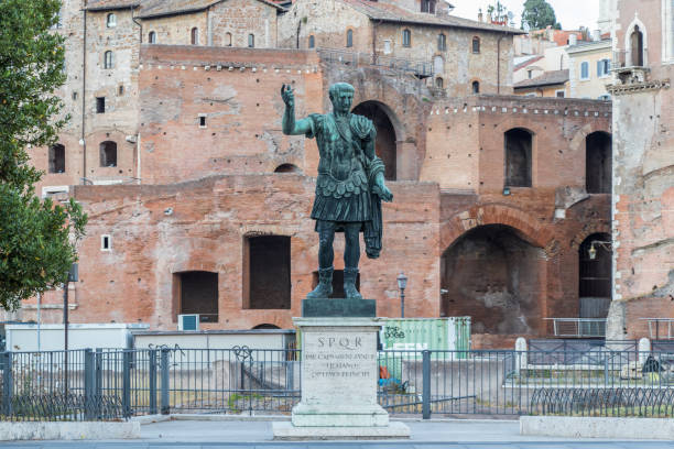 シーザー nervae トラヤヌスの記念碑的な銅像 - roman rome statue augustus caesar ストックフォトと画像