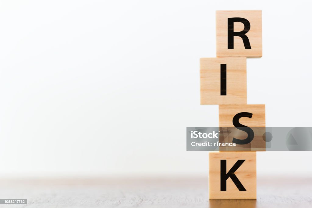 Risiko-Wort geschrieben am hölzernen Würfel - Lizenzfrei Risiko Stock-Foto