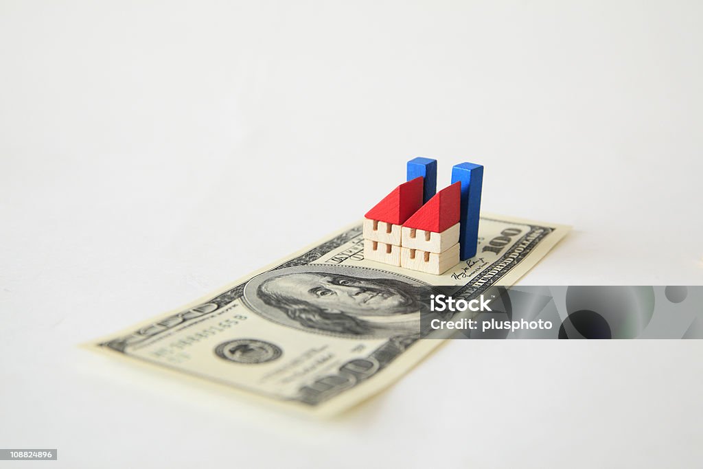 Casa sobre el dinero - Foto de stock de Actividades bancarias libre de derechos