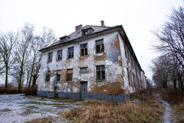 istock old neglected and abandoned house 1088251590