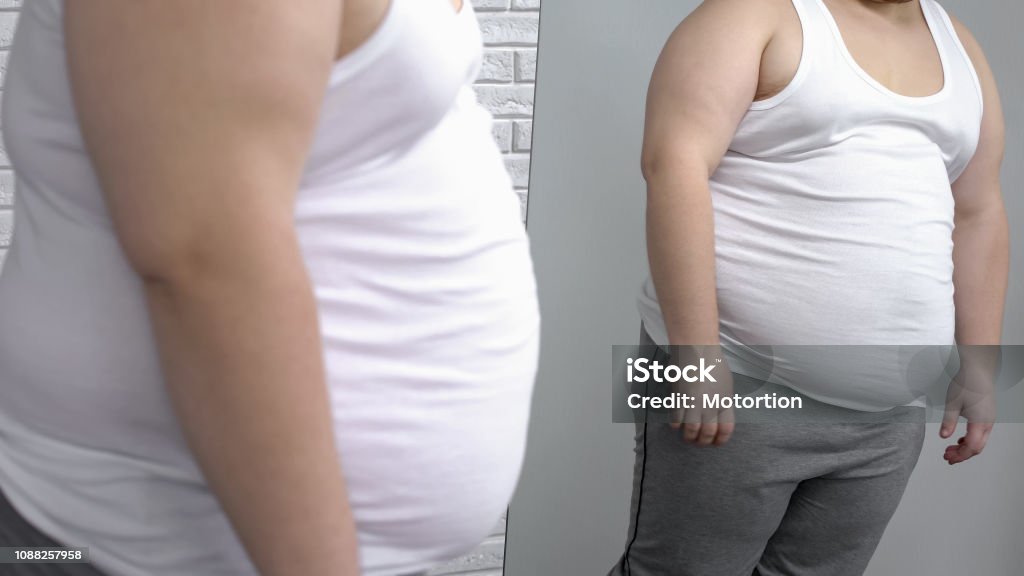 Geestelijk Relatieve grootte Psychiatrie Fat Man In Wit Overhemd Kijken Dikke Buik Spiegel Reflectie  Obesitasprobleem Stockfoto en meer beelden van Spiegel - iStock