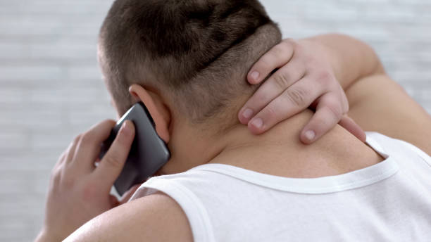 homem gordo falando no telefone e massagear o pescoço, sentir dor, cuidados com o corpo, medicina - fat cell - fotografias e filmes do acervo