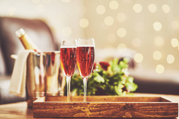 pink champagne for valentine's day or special occasion - champagne pink luxury table imagens e fotografias de stock