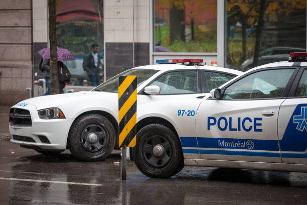 dwa montrealskiej policji (spvm) samochody stojące przed lokalnym posterunkiem policji. spvm jest gminą montreal, quebec, departament policji - police quebec traffic montreal zdjęcia i obrazy z banku zdjęć