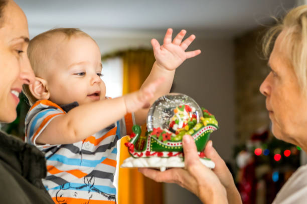 jonge babyjongen spelen. - foto’s van jongen stockfoto's en -beelden