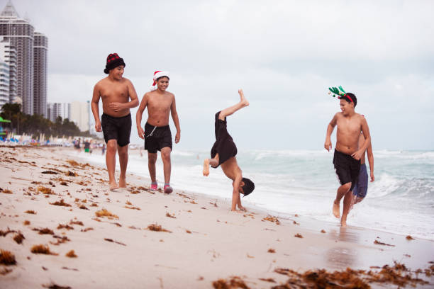 夏のクリスマスのためのビーチで 4 兄弟 - mexican american ストックフォトと画像