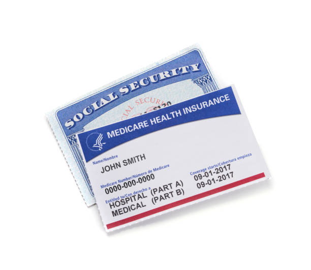 medicare health insurance card und sozialversicherungsausweis: weißer hintergrund - medical insurance fotos stock-fotos und bilder