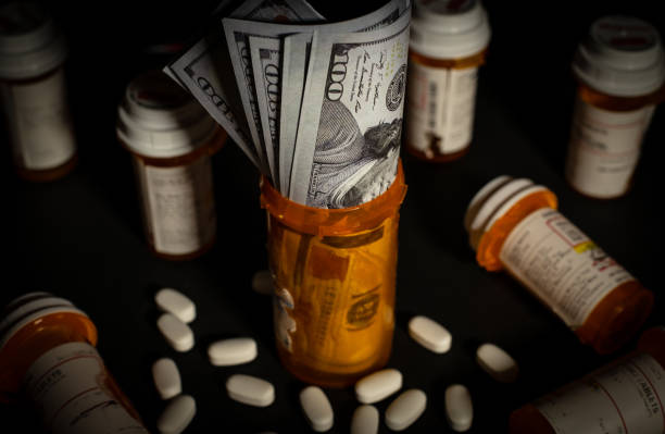amerykańska waluta w butelce leków na receptę - black market zdjęcia i obrazy z banku zdjęć