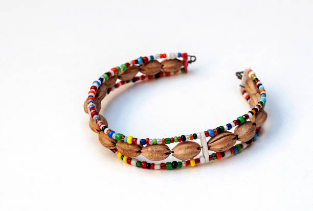 bracelets de masaïs - western europe europe indigenous culture traditional culture photos et images de collection