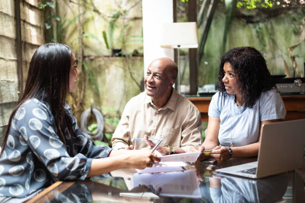 consultant giving advices to the family at home - lawyer family talking discussion imagens e fotografias de stock