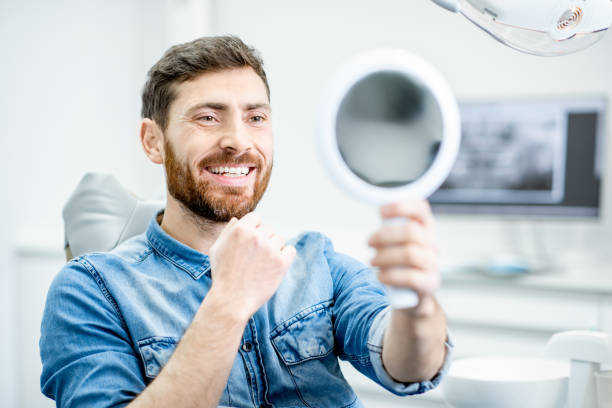 ritratto dell'uomo nello studio dentistico - dentist dental hygiene smiling patient foto e immagini stock