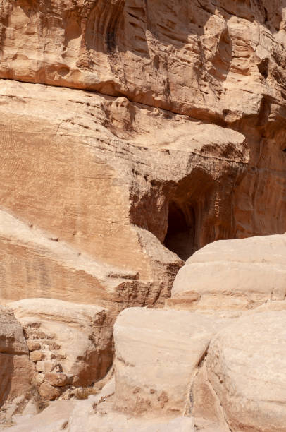 caverna e escadas em petra, na jordânia - petra ancient civilization jordan cave - fotografias e filmes do acervo