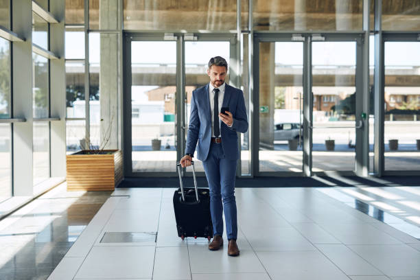 istock Navigating the airport with smart tech 1088398952