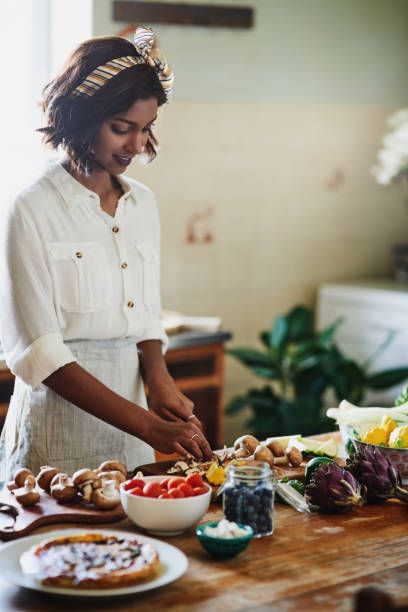 zdrowe posiłki są tu przygotowywane - vegan food cheerful vertical indoors zdjęcia i obrazy z banku zdjęć