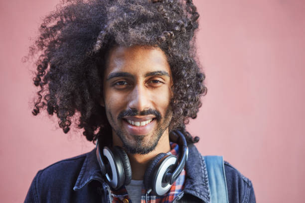 hipster con cabeza afro tirado en el fondo. - blowing hair audio fotografías e imágenes de stock