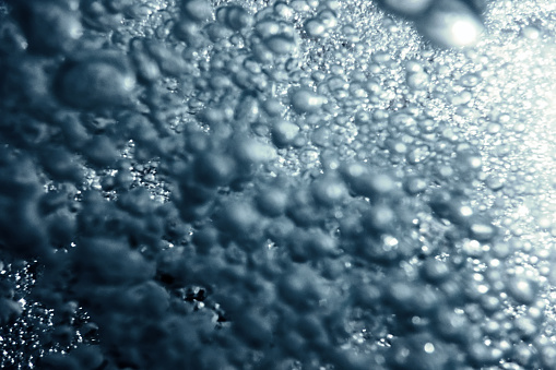 687764148 istock Burbujas de aire, las burbujas bajo el agua Resumen fondo submarino. 1088419044