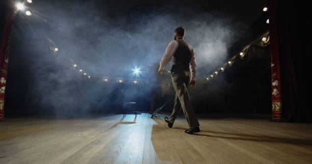 pianist walking to the piano on the stage - soloist imagens e fotografias de stock