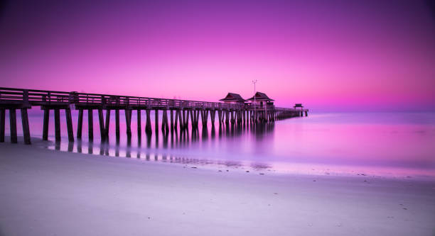 Naples Pier Florida Sonnenaufgang am Pier in Naples, Florida naples beach stock pictures, royalty-free photos & images