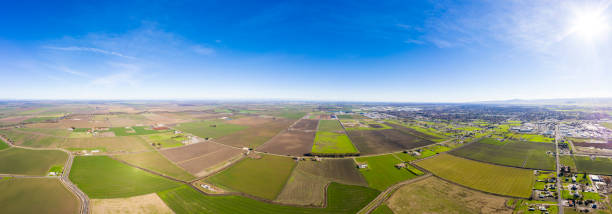 vue aérienne des terres agricoles dans le vallée centrale de californie - california panoramic crop field photos et images de collection