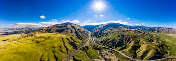 antenne des california grapevine und interstate 5 autobahn ackerland - curve driving winding road landscape stock-fotos und bilder