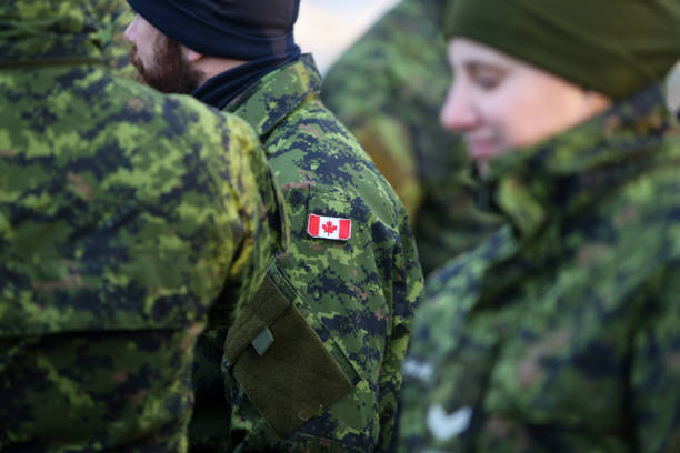 детали с униформой и флагом канадских солдат - acer service стоковые фото и изображения