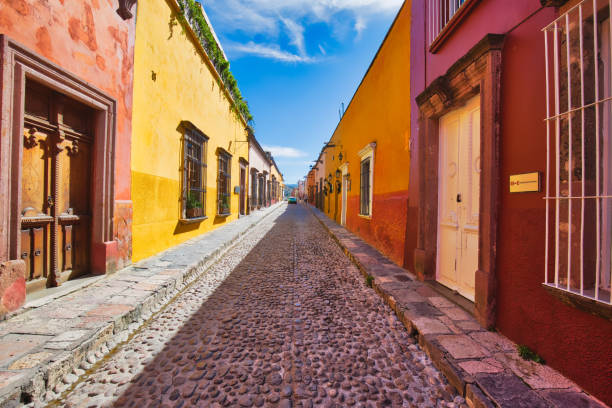 messico, edifici colorati e strade di san miguel de allende nel centro storico della città - mexico san miguel de allende wall road foto e immagini stock
