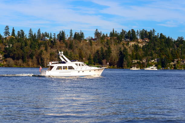 persone che navigano in barca a lake washington, washington-usa - sailing nautical vessel family lake foto e immagini stock