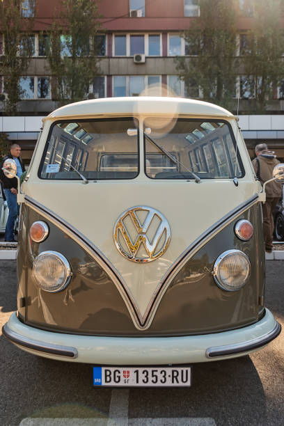 volkswagen (t1) transporter kombi lub microbus campervan. - suitcase old fashioned road retro revival zdjęcia i obrazy z banku zdjęć