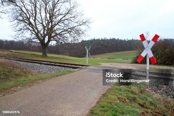 Sie Nähern Sich Einem Bahnübergang Wo Müssen Sie Warten Andreaskreuz Ein Einem Unbeschrankten Bahnübergang Der Strohgäubahn Im
