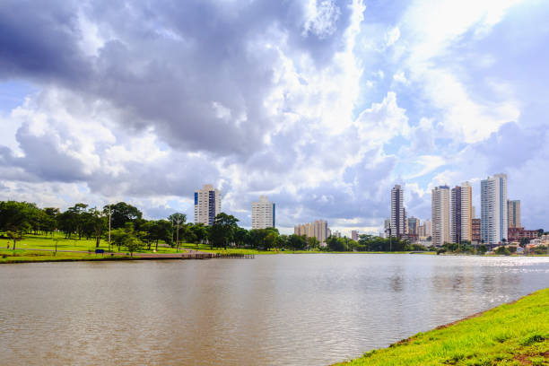 częściowy widok na jezioro w parque das nações indígenas i budynków w tle, w mieście campo grande, stolicy mato grosso do sul, brazylia. miasto w środku natury - 5895 zdjęcia i obrazy z banku zdjęć