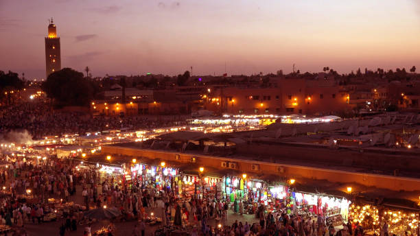 place jemaa el-fna carrés, médina vieille ville, marrakech, maroc - djemaa el fnaa photos et images de collection