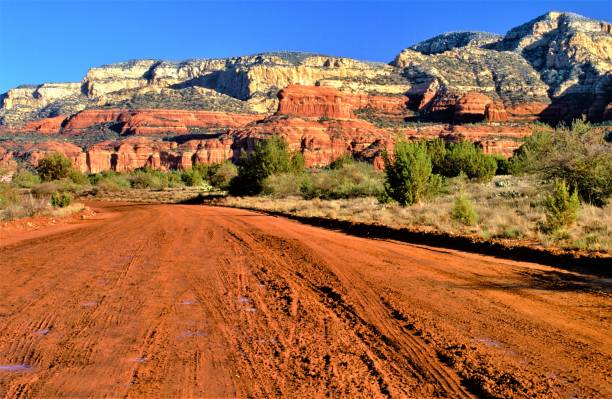 red canyon road after rain - rock strata natural pattern abstract scenics imagens e fotografias de stock
