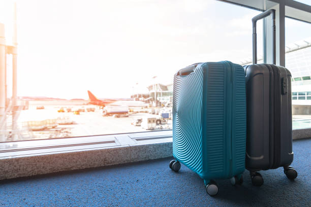 maleta de equipaje en la terminal del aeropuerto en zona de espera para vuelo de salida para el concepto de negocio transporte y vacaciones viaje de viaje - oficina de objetos perdidos fotografías e imágenes de stock