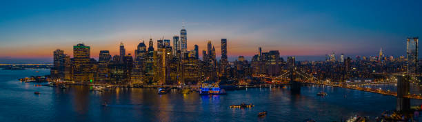 воздушный живописный панорамный вид на манхэттен downtown из бруклин-хайтс над ист-ривер на закате. - brooklyn bridge new york city angle brooklyn стоковые фото и изображения