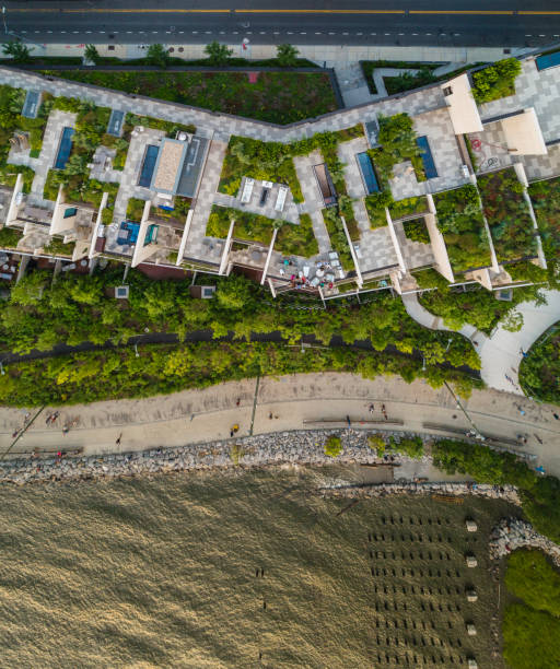 a parte superior diretamente acima vista para os telhados modernos com jardins em brooklyn heights, na zona ribeirinha esplanade e brooklyn bridge park nas proximidades - manhattan aerial view brooklyn new york city - fotografias e filmes do acervo