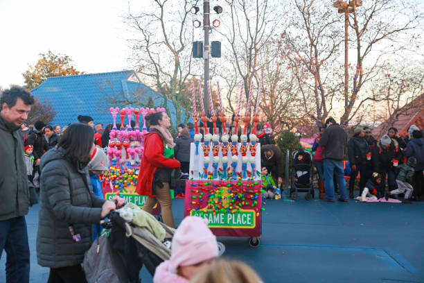 sesame place ist ein kinder freizeitpark, am stadtrand von philadelphia - sesame street fotos stock-fotos und bilder