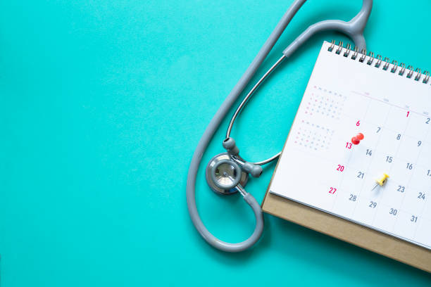 top view of stethoscope and calendar on the green background, schedule to check up healthy concept - appointment reminder doctor calendar imagens e fotografias de stock