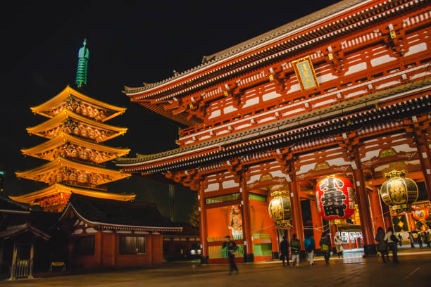 kaminarimon porte senso-ji temple à la lumière de nuit de temple sensoji-ji - quartier asakusa, architecture historique de la ville de tokyo - japon. - kaminarimon gate photos et images de collection