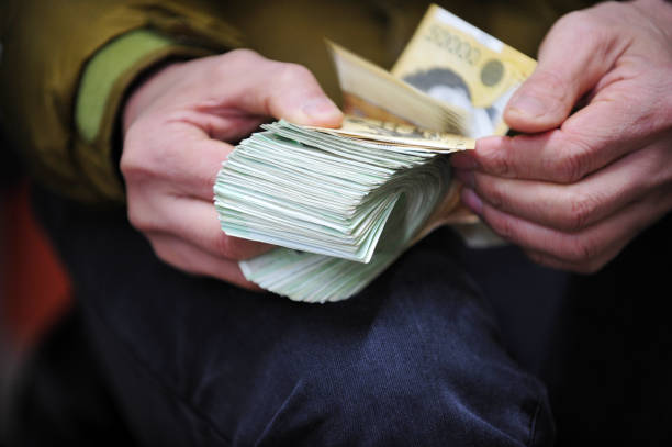istock Counting Korean won money 1088570382