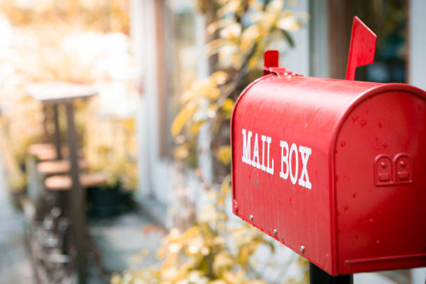 caixa de correio vermelha na frente da casa com sol e fundo natural bonito - red asia send mail - fotografias e filmes do acervo