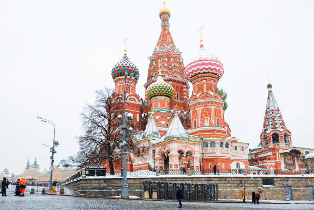 mosca, russia, cattedrale di san basilio in inverno. - snow cupola dome st basils cathedral foto e immagini stock