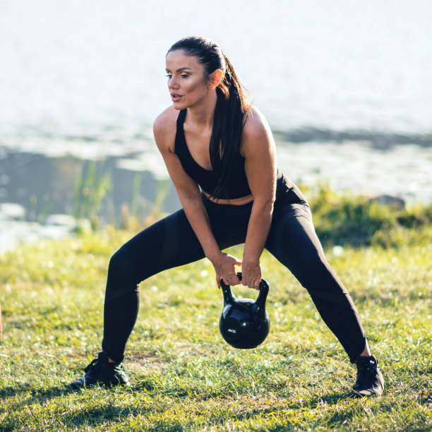 strong young woman exercising with kettlebell - kettle bell activity aerobics athlete imagens e fotografias de stock