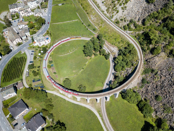 bernina express sta attraversando il famoso viadotto circolare sulle alpi svizzere, brusio, - rack railway foto e immagini stock