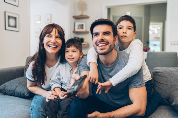 familia viendo la televisión - family white family with two children cheerful fotografías e imágenes de stock