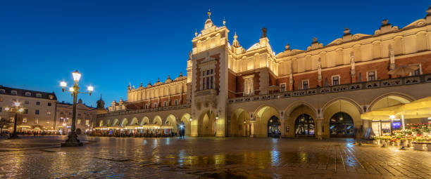 istock Krakow Cloth Hall by Night (panoramic) 1088640172
