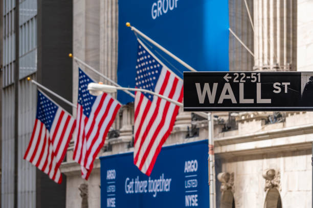 знак уолл-стрит возле нью-йоркской фондовой биржи - wall street new york stock exchange stock exchange street стоковые фото и изображения