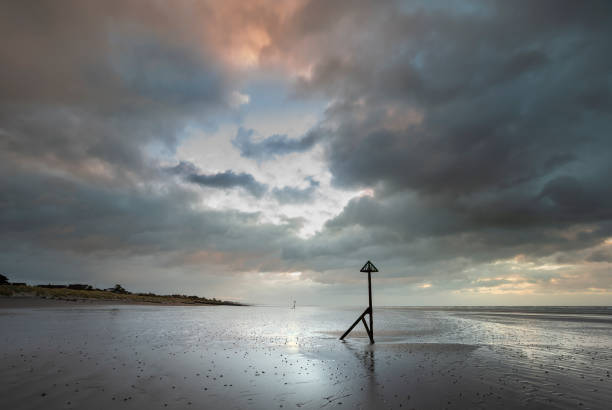 lever du soleil d’hiver magnifique sur la plage de west wittering à sussex en angleterre avec le vent de sable sur la plage - witterung photos et images de collection